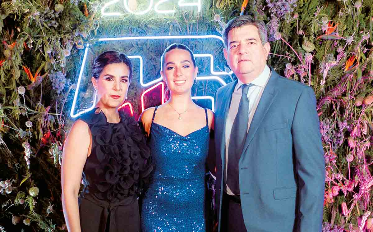 MARÍA LUISA GOVELA, ALEJANDRA DE LA GARZA Y LUIS DE LA GARZA felices y orgullosos de terminar la preparatoria