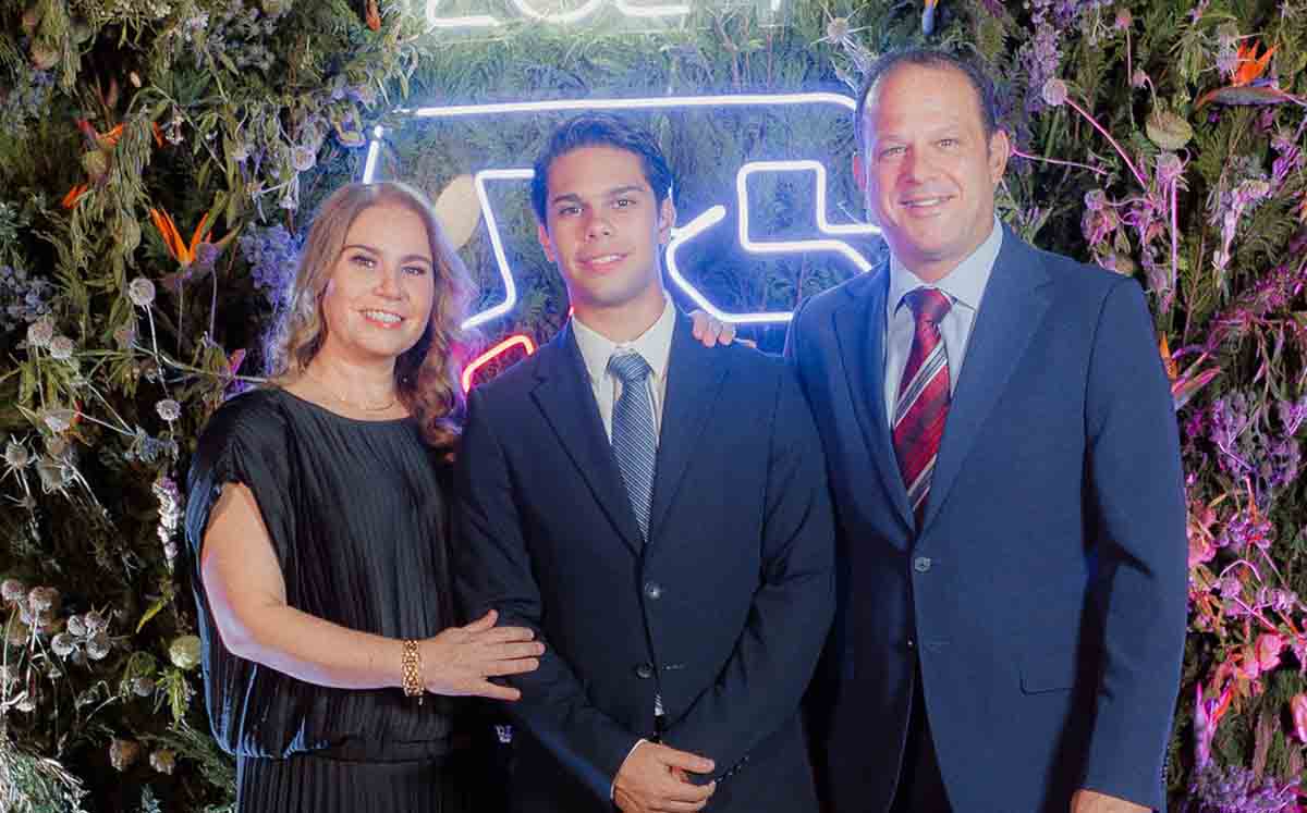 Asistentes orgullosos de su graduación