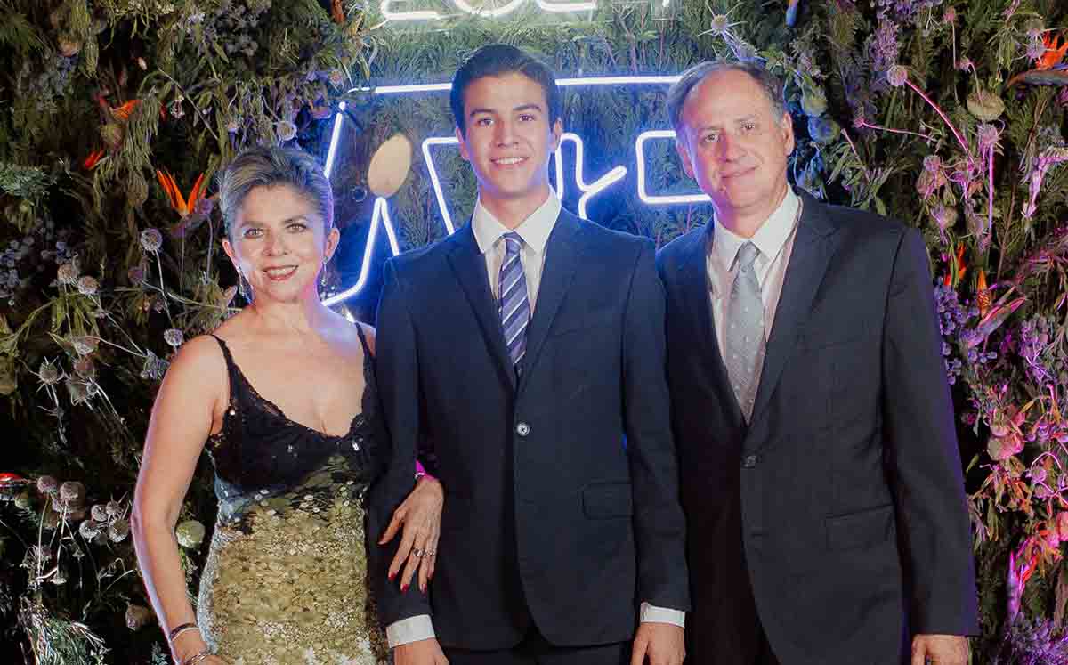 ROXANA DE GUTIÉRREZ, JESÚS MANUEL GUTIÉRREZ Y FERNANDO GUTIÉRREZ disfrutaron de la misa a cargo del padre Gustavo Solís