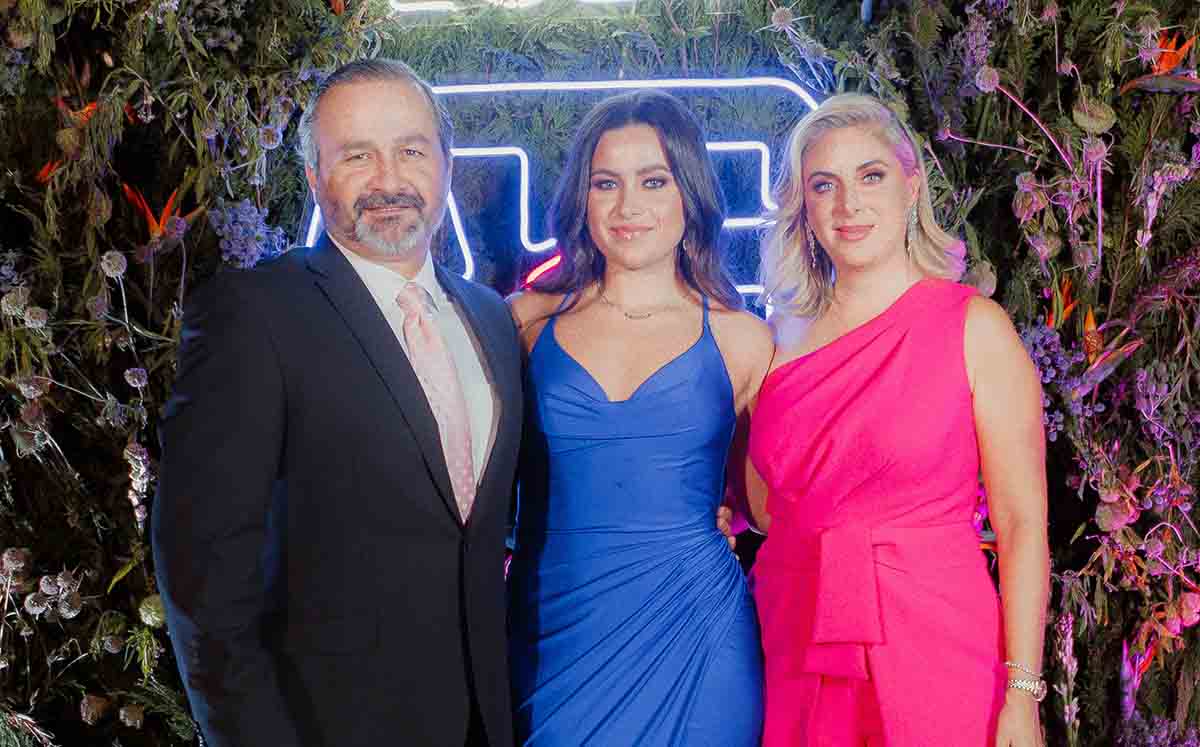 LEANDRO ELIZONDO, ANDREA ELIZONDO Y ANDREA LEAL llegaron a la misa en la Parroquia de Nuestra Señora de la Encarnación