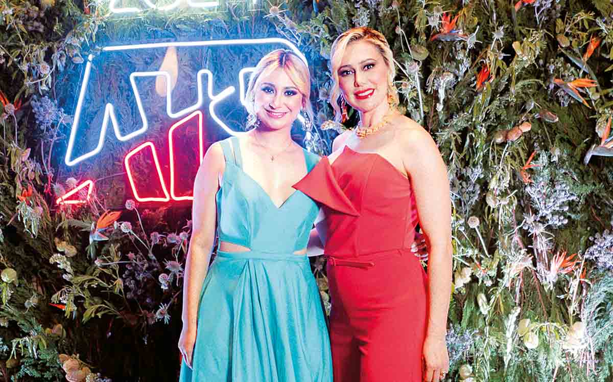 SALWA NASTA Y NIDIA SOSA felices de terminar una etapa más en la vida