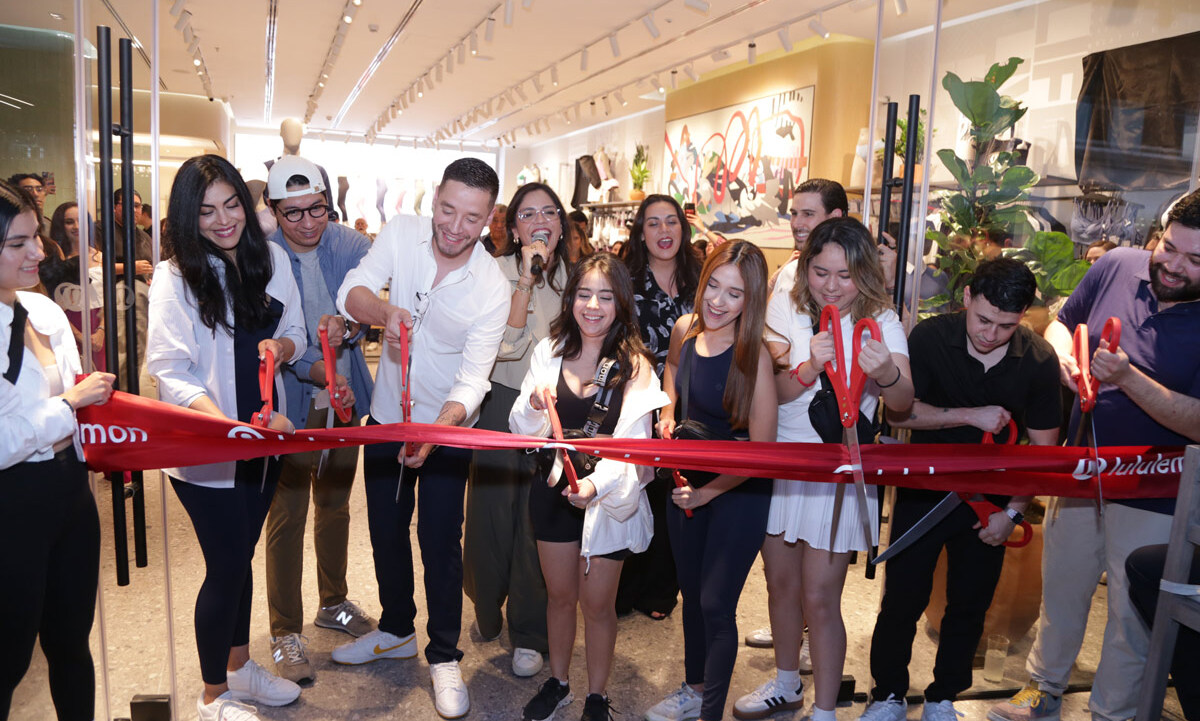 Con el corte de listón se inauguró la boutique Lululemon / Foto: Roberto Alvarado