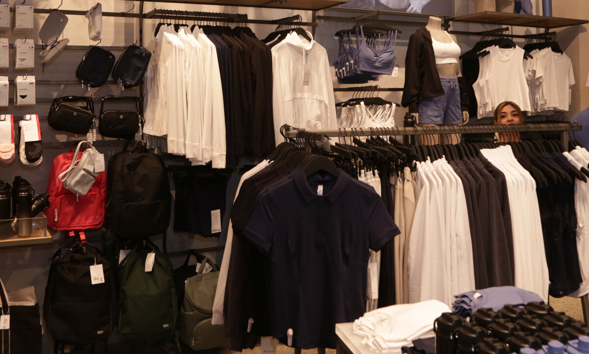 Prendas y accesorios para todos los deportes se pueden adquirir en la tienda / Foto: Roberto Alvarado