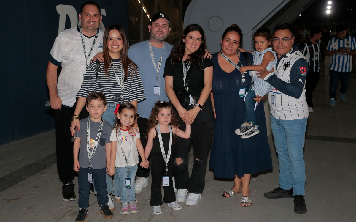 Ernesto González, Atenas García, David Díaz, Adriana Tejeda, Sandra Velázquez y Raymundo Márquez junto a su familia / Foto: Daniel Saldívar
