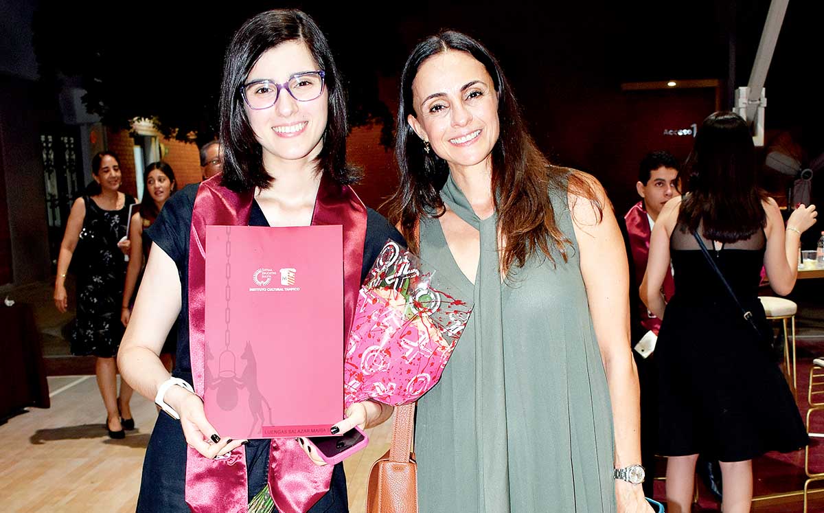 GRACIELA SALAZAR muy orgullosa con MARÍA SOFÍA LUENGAS pues ha completado con éxito su vida en la preparatoria