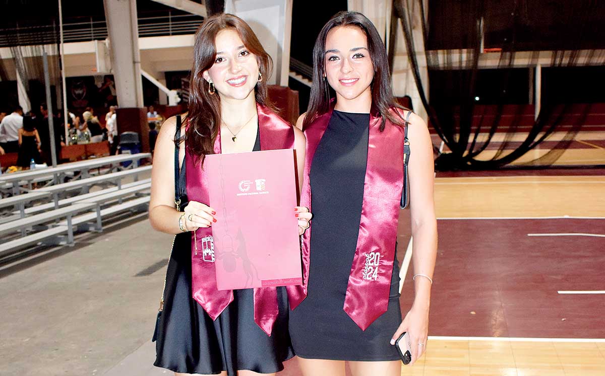 MAJO LÚ Y MARIFER ROSAS disfrutaron de la emotiva misa a cargo de los padres Fernando Fernández,  Salvador Eduardo Torres y José Luis Ornelas