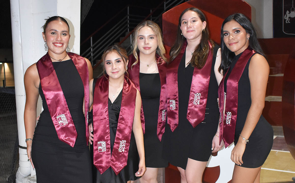 Asistentes pasaron una a una por su diploma por haber terminado la preparatoria