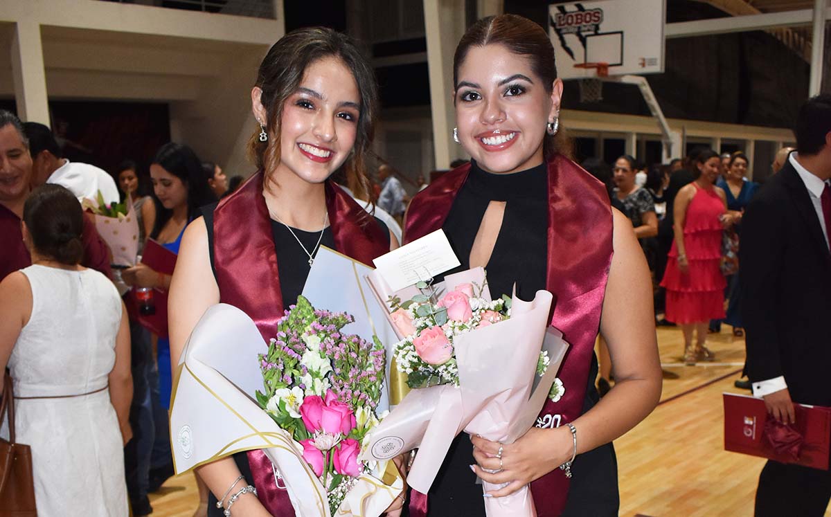 Asistentes recibieron flores y abrazos durante su graduación
