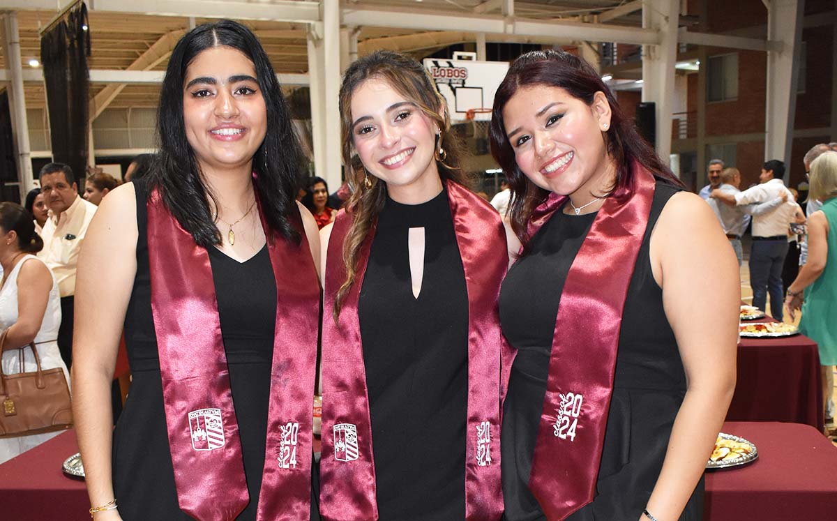 Asistentes disfrutaron de la misa de graduación impartida por los padres Fernando Fernández,  Salvador Eduardo Torres y José Luis Ornelas