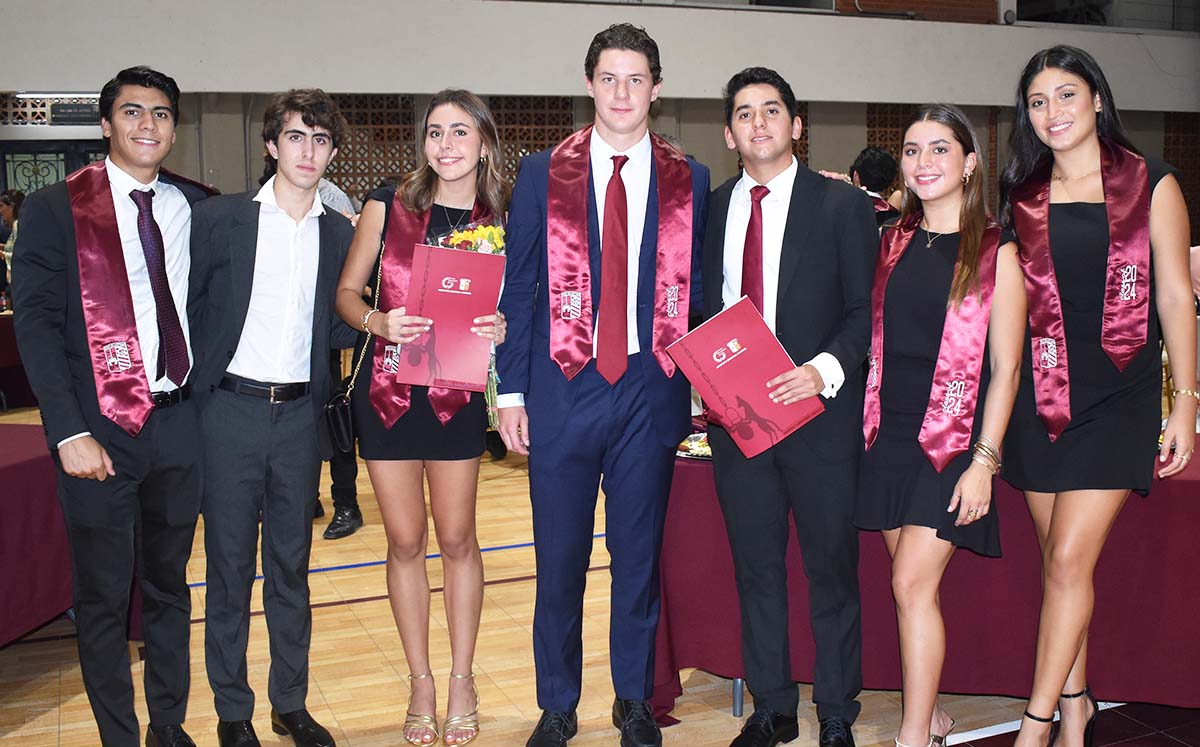 Asistentes orgullosos de completar una etapa más