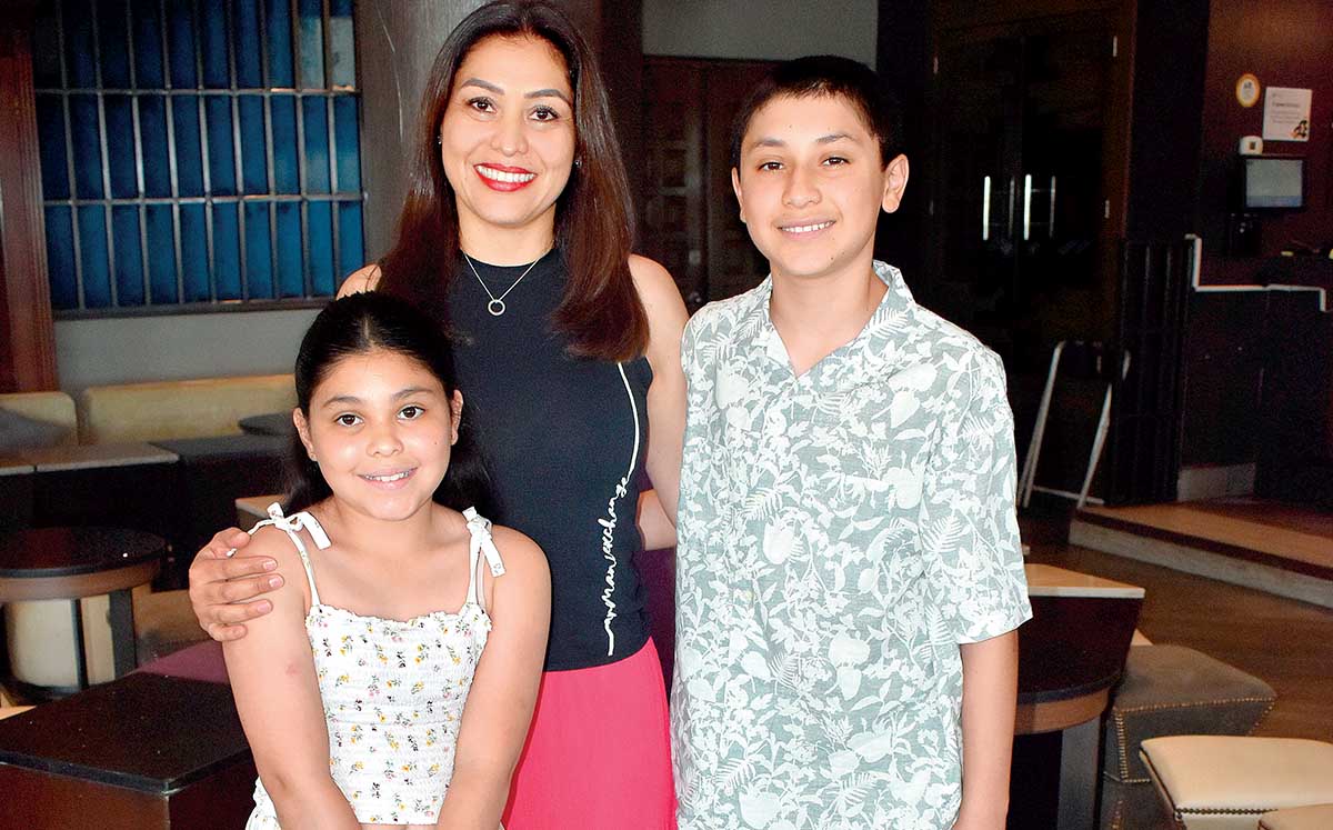 XIMENA NAVARRO, NORA ALEJANDRA AGUIRRE Y ALEJANDRO NAVARRO llegaron puntuales al festejo
