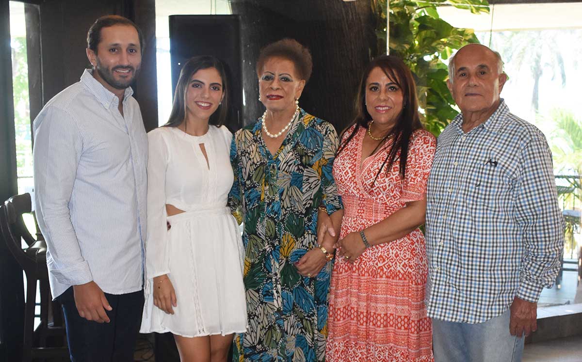 LUIS FERNANDO AGUIRRE, PAOLA RODRÍGUEZ, MARTHA GÓMEZ, DORA AGUIRRE, AVELINO AGUIRRE llegaron con sus mejores outfits al festejo