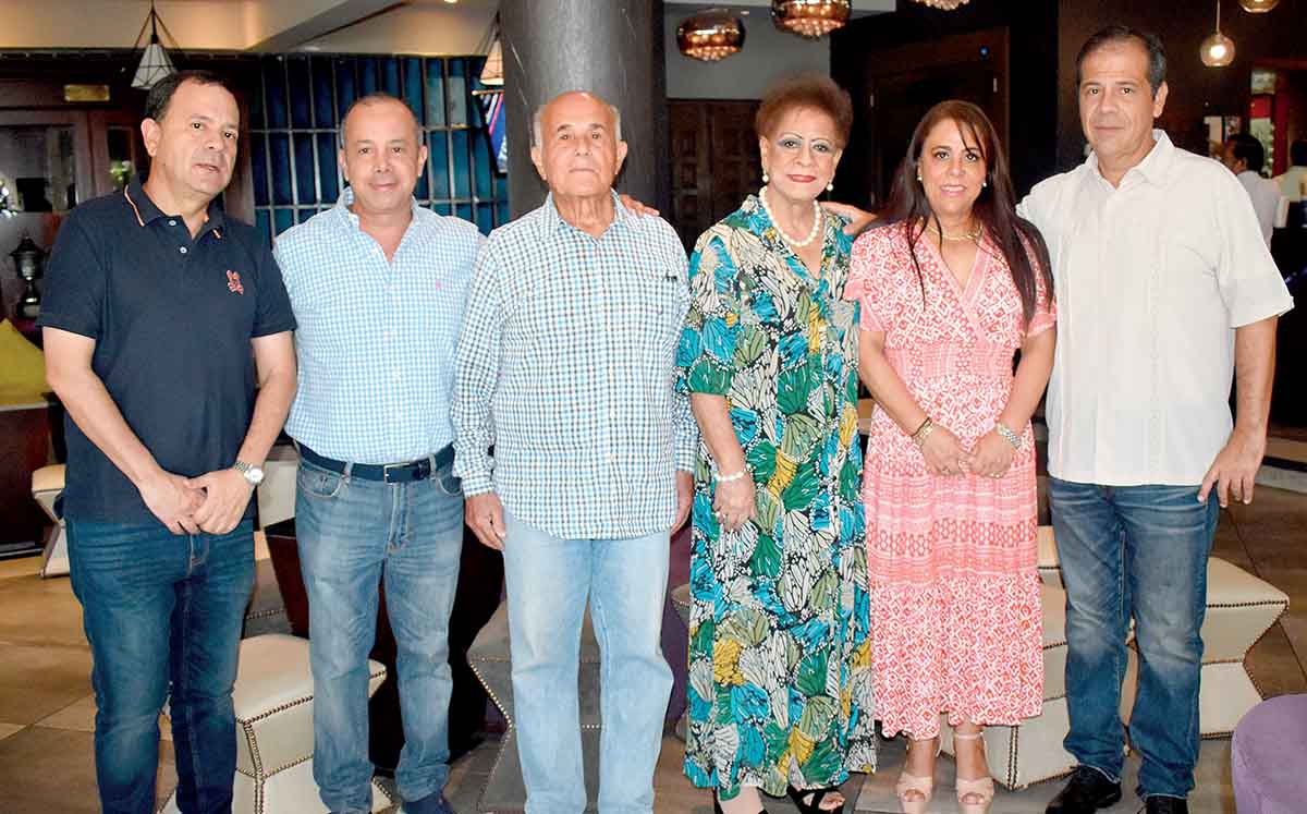 AVELINO AGUIRRE, JORGE ALBERTO AGUIRRE, AVELINO AGUIRRE, MARTHA GOMEZ, DORA AGUIRRE, LUIS JAVIER AGUIRRE degustaron de carne asada a la tampiqueña