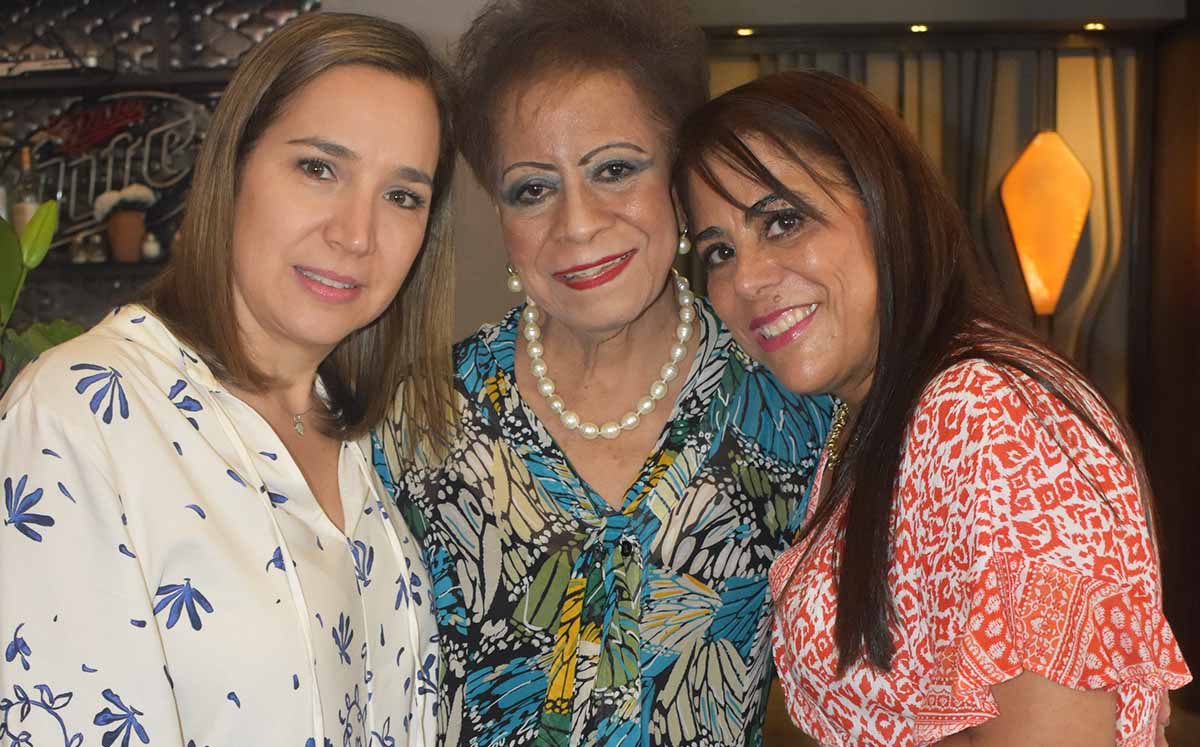 MARIANA SABBATINI, MARTHA GOMEZ, DORA AGUIRRE no dejaron de abrazar y de llenar de buenos deseos a la festejada