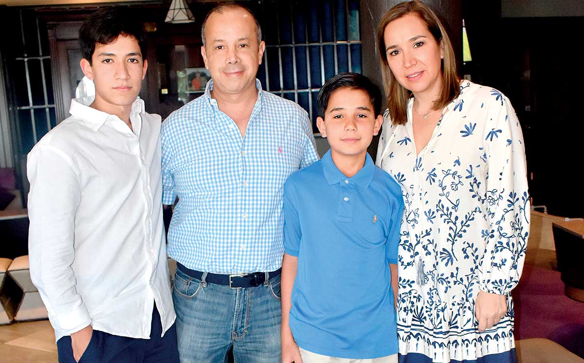 JORGE AGUIRRE, JORGE AGUIRRE, GONZALO AGUIRRE Y MARIANA SABBATINI nos regalaron sus mejores sonrisas en el festejo
