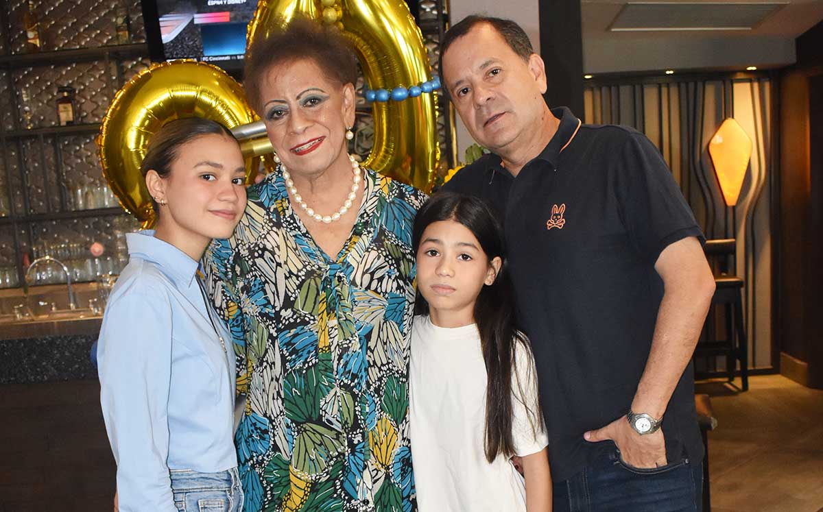 VALERIA AGUIRRE, CAMILA AGUIRRE, AVELINO AGUIRRE celebraron los 80 años de MARTHA GOMEZ