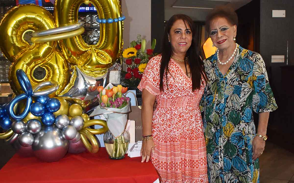 DORA AGUIRRE Y MARTHA GOMEZ degustaron de carne asada a la tampiqueña y bebidas refrescantes por parte del club