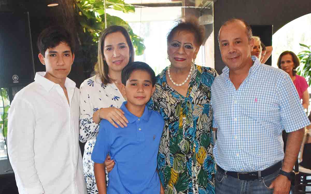 JORGE AGUIRRE, MARIANA SABBATINI, GONZALO AGUIRRE, MARTHA GOMEZ Y JORGE AGUIRRE nos regalaron sus mejores sonrisas