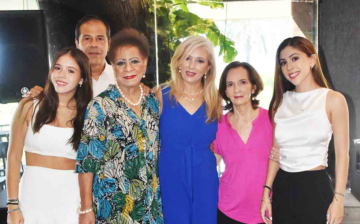 ANA FERNANDA AGUIRRE, LUIS JAVIER AGUIRRE, LAURA CARSTENSEN, LAURA DE LA GARZA, MARÍA LAURA AGUIIRE felices de festejar los 80 años de MARTHA GOMEZ