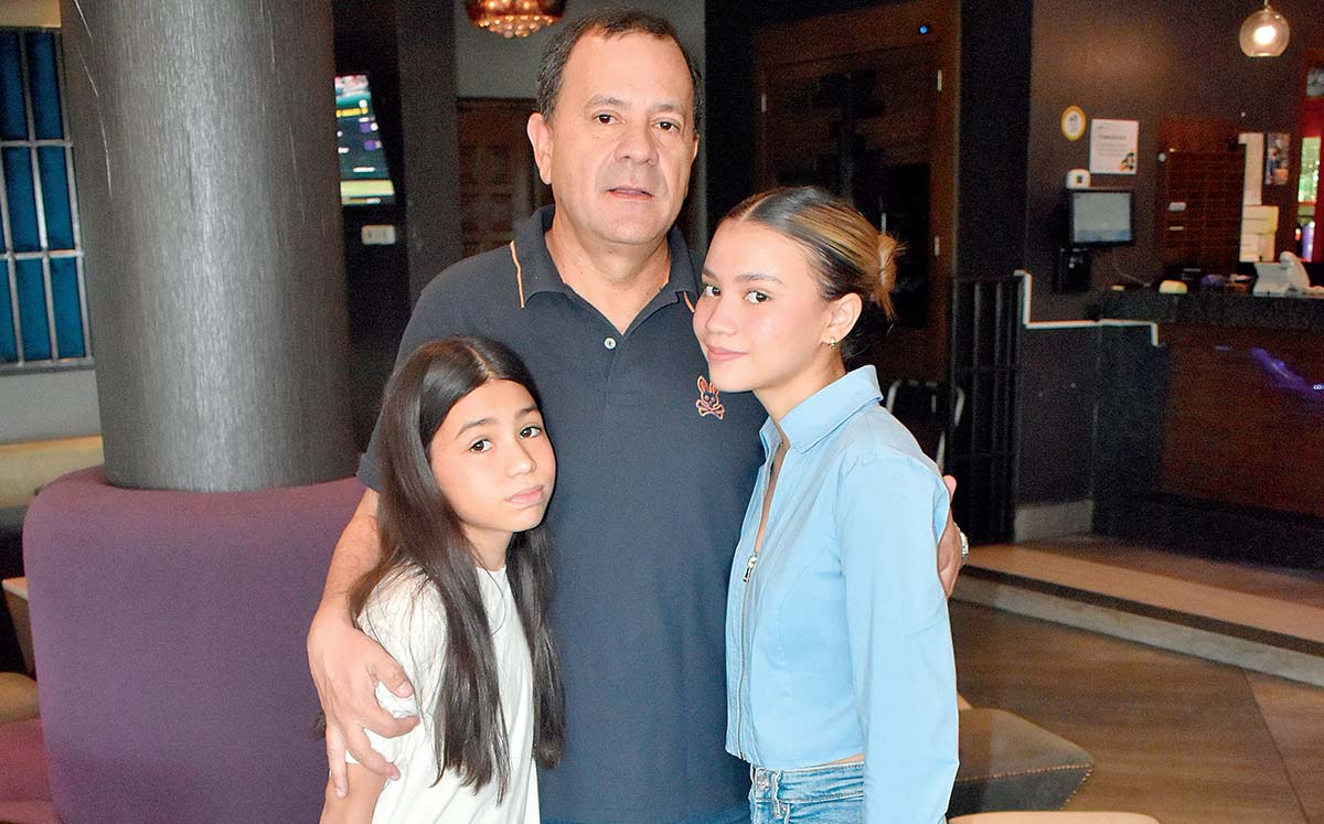CAMILA AGUIRRE, AVELINO AGUIRRE Y VALERIA AGUIRRE no pararon de felicitar y tomarse fotos con la festejada