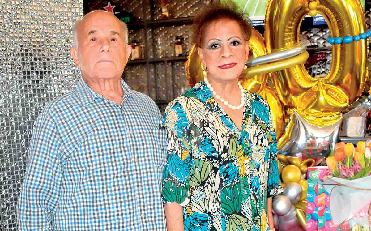 AVELINO AGUIRRE organizó un familiar festejo para MARTHA GÓMEZ
