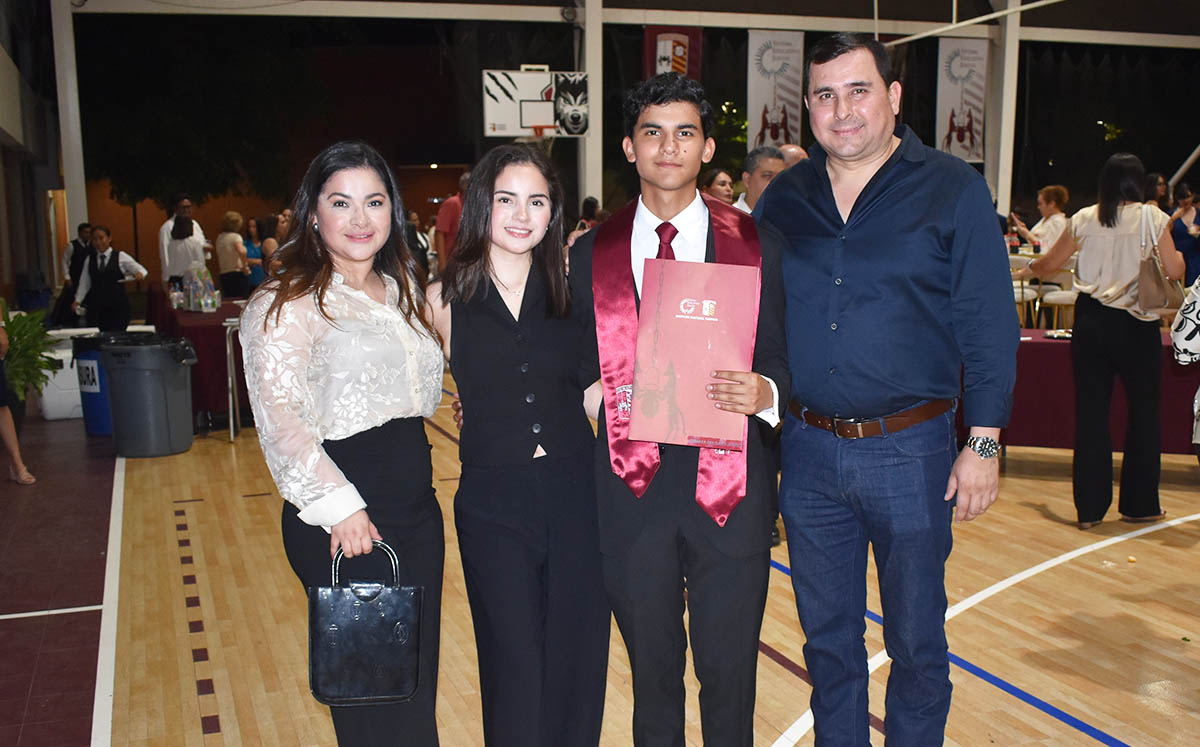 Asistentes llenaron de abrazos y buenos deseos al recién graduado