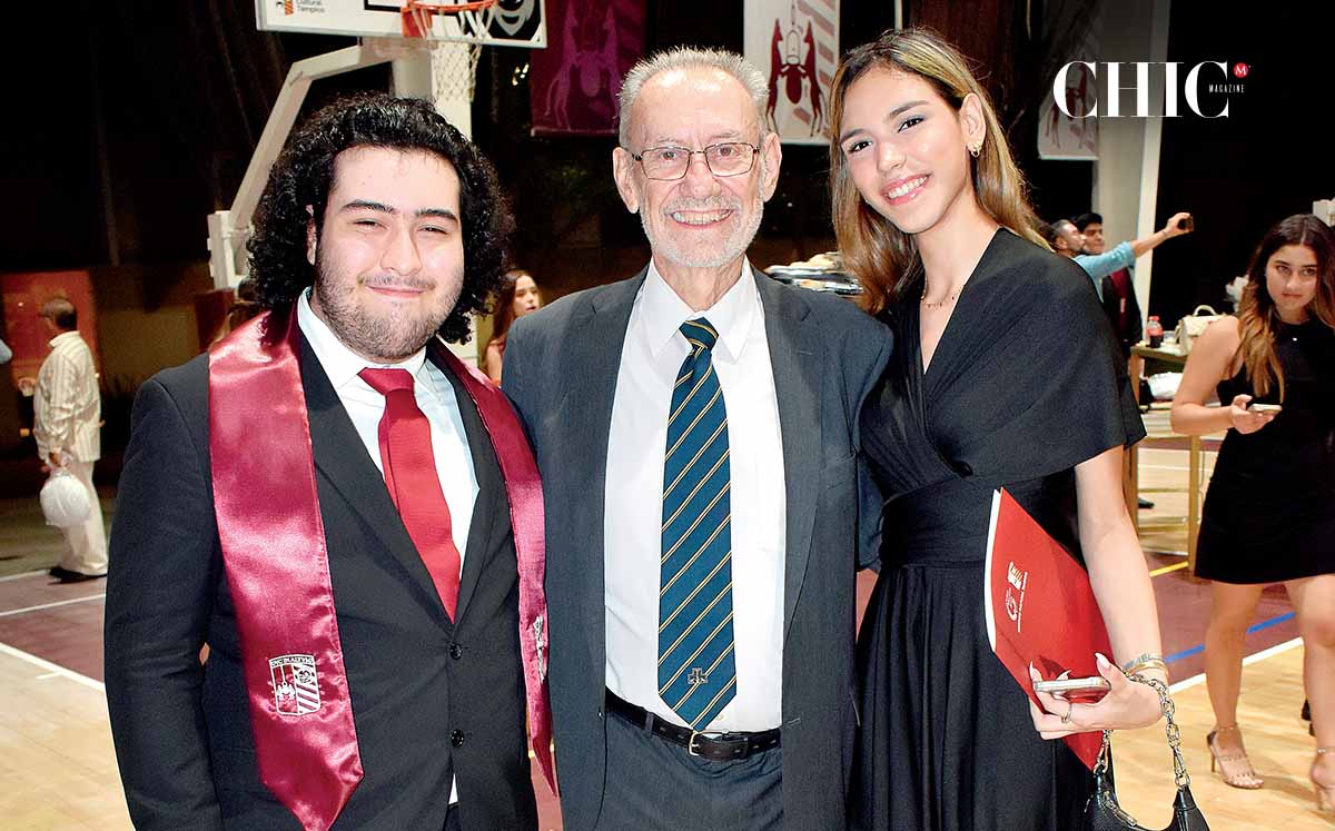 BRIAN DE JESÚS, FERNANDO FERNÁNDEZ Y VALERIA SALINAS felices en la ceremonia de entrega de papeles