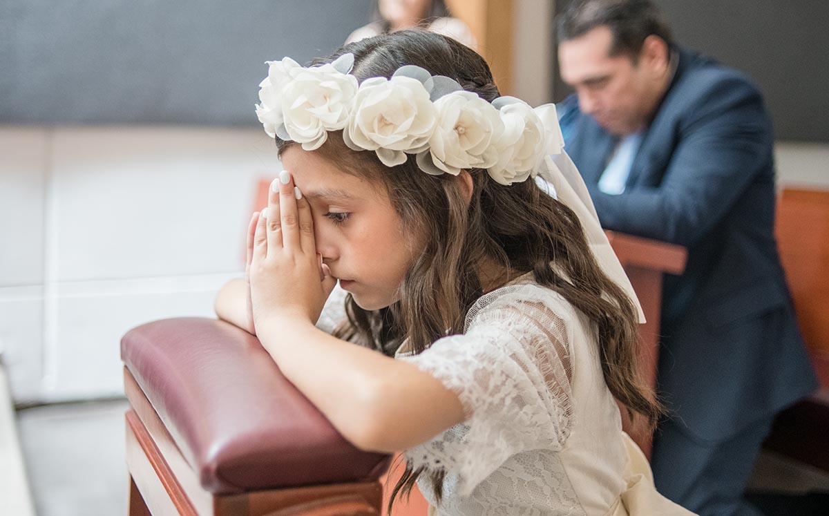 ALEXIA CARAVEO durante su primera comunión