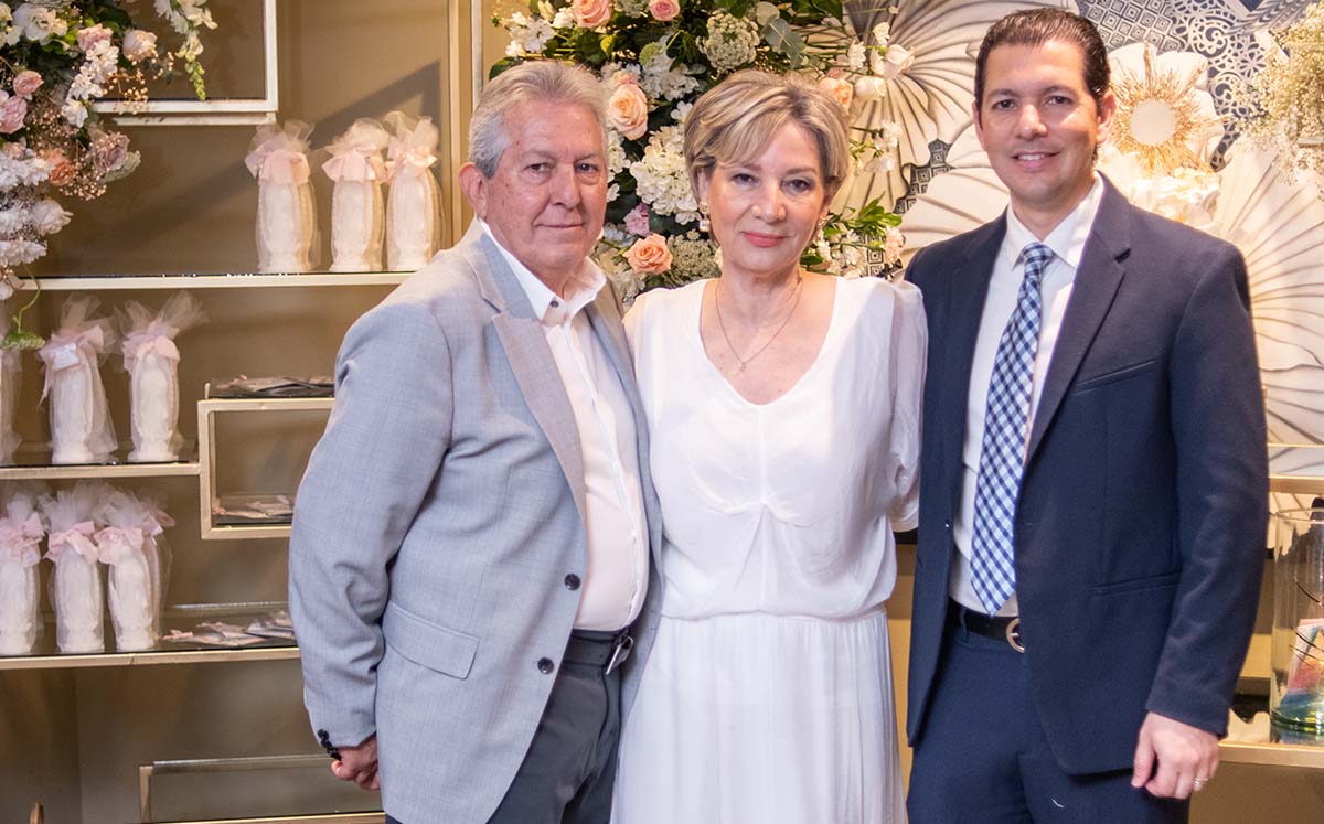 SERGIO CARAVEO MONTEMAYOR, HAZEL DE CARAVEO, SERGIO CARAVEO llegaron puntuales a la misa