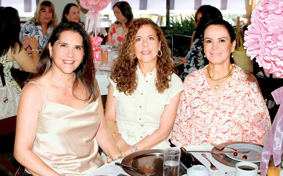 LORENA DE ANDRADE, REBECA DE TREVIÑO Y MARICELA DE LARRAGA nos regalaron sus mejores sonrisas en la celebración