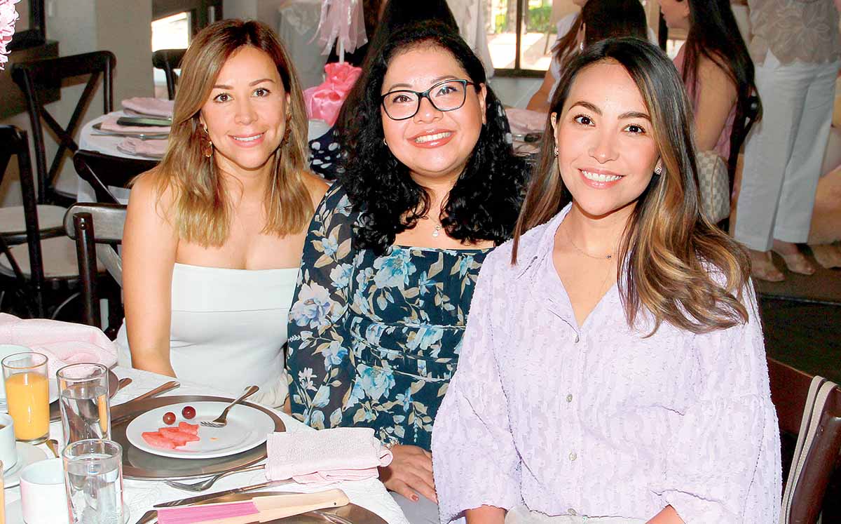NAIROBY DE MEZA, ELTZIN DE DEL ÁNGEL Y JESSICA DE MARTÍNEZ degustaron de una entrada café, jugo de naranja, galletas, panes de la Huasteca Potosina