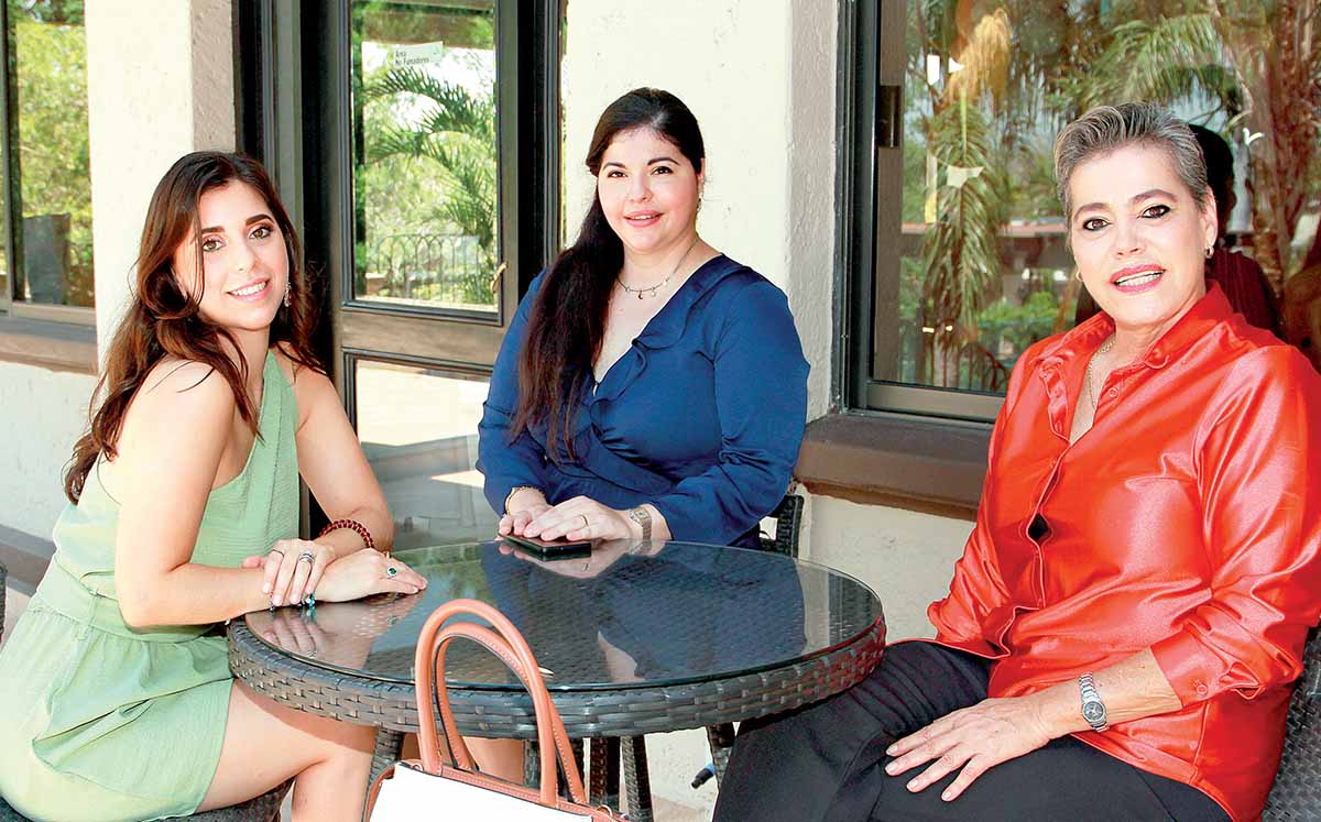 VALERIA DE GÓMEZ, ARLETTE GÓMEZ Y PATRICIA ALVAREZ DE GÓMEZ recibieron una vela en forma de flor para decorar su hogar como recuerdo