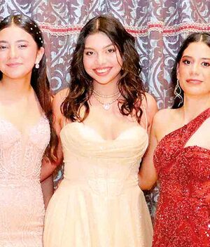 GUADALUPE ESPINOZA, GABRIELA AGUILAR Y KARLA ELVIRA felices en el salón Reina Madre