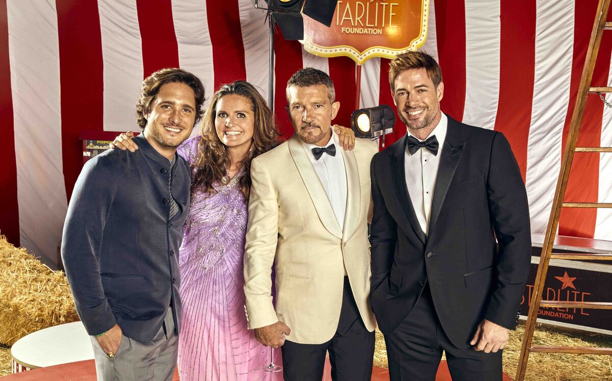 Sandra García-Sanjuán con Diego Boneta, Antonio Banderas y William Levy en Starlite.