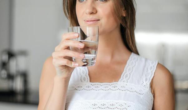 Beber agua gasificada es una excelente manera de dejar el refresco.