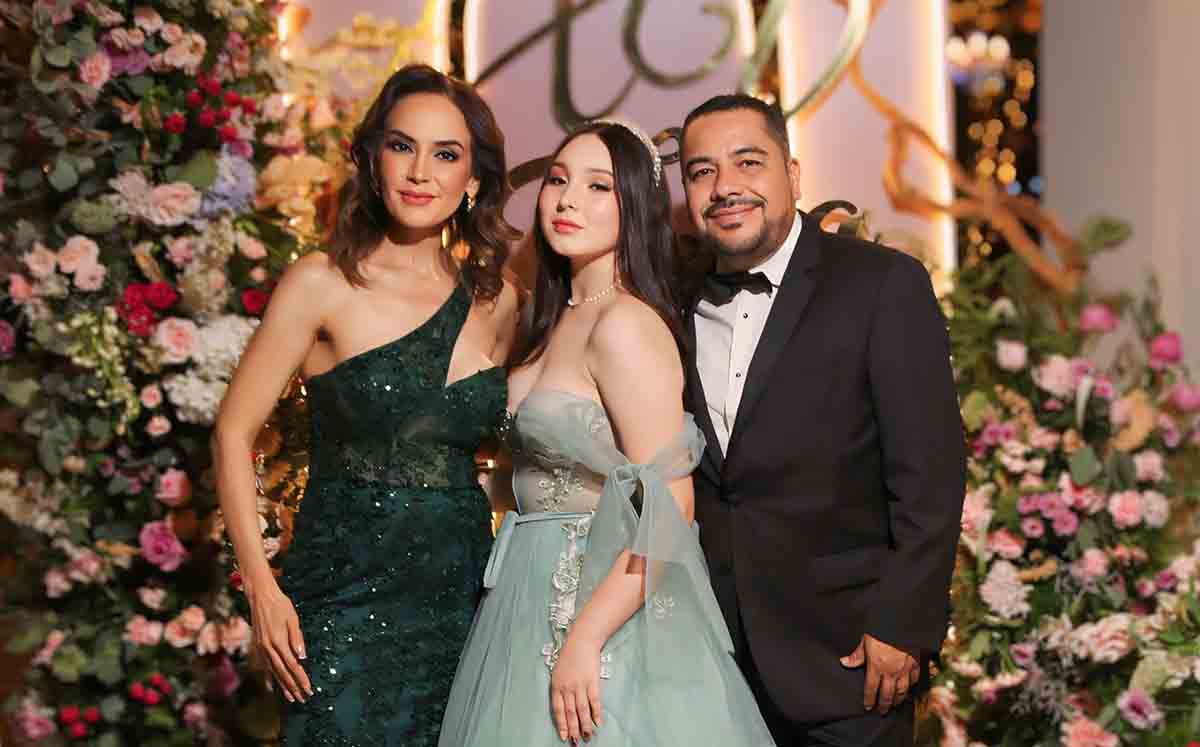 LILIANA HERRERA y CARLOS PÉREZ felices de celebrar los quince años de ZARA MATA