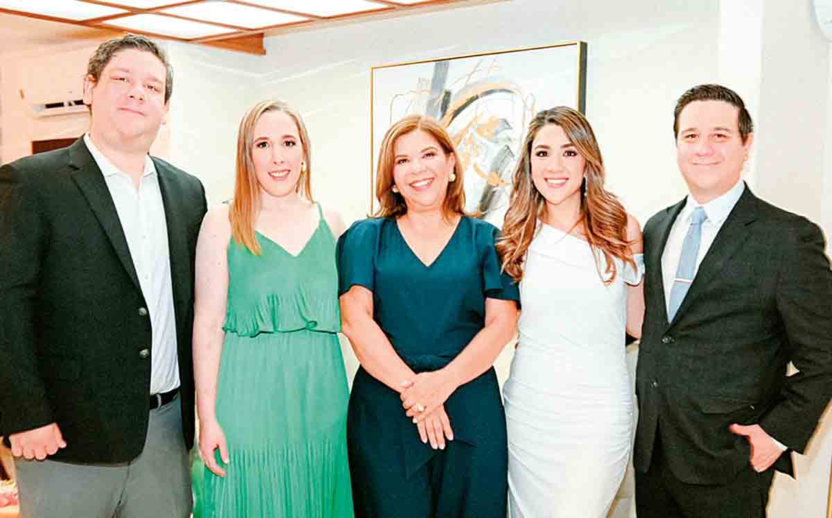 RENÉ RODRÍGUEZ, EMMA JUÁREZ, MÓNICA AVIÑA, MARIANA MEZA Y ANDRÉS RODRÍGUEZ felices por el compromiso