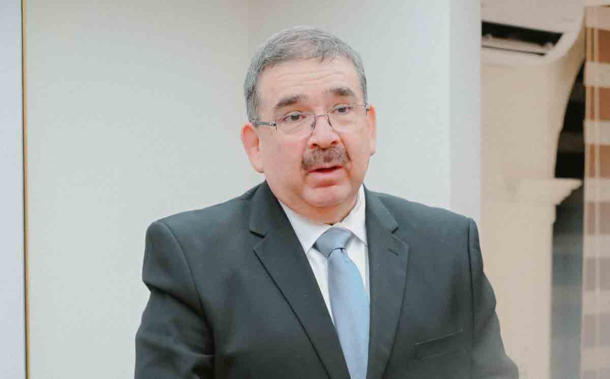CARLOS MEZA agradeció la presencia y aceptó con entusiasmo el compromiso de su hija