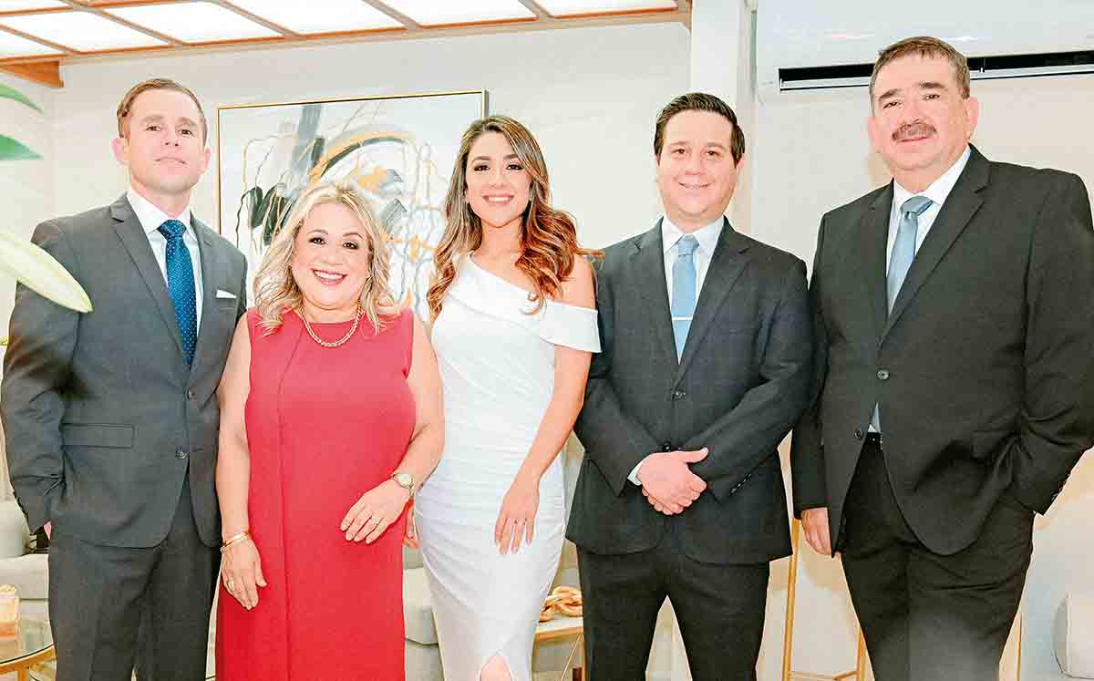 CARLOS MEZA, MARTHA AMADOR, MARIANA MEZA, ANDRÉS GUTIÉRREZ Y CARLOS MEZA estuvieron formales en la pedida