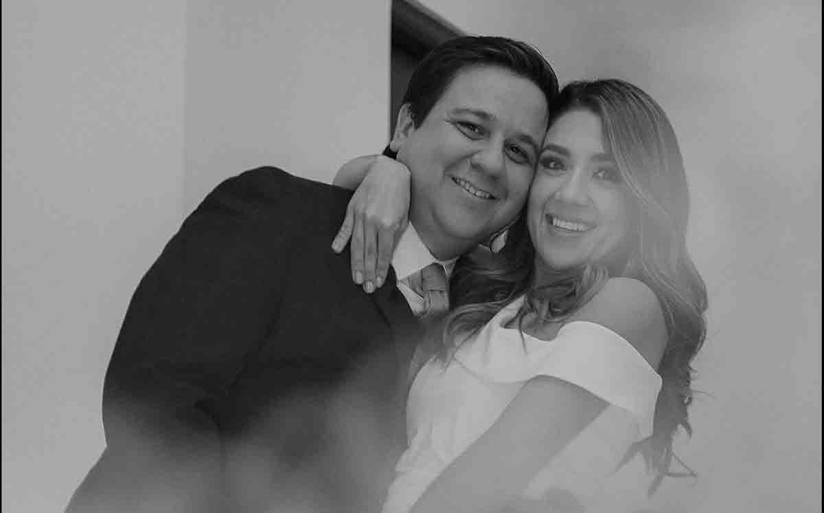 ANDRÉS GUTIÉRREZ Y MARIANA MEZA felices en la Residencia de la familia Meza Amador