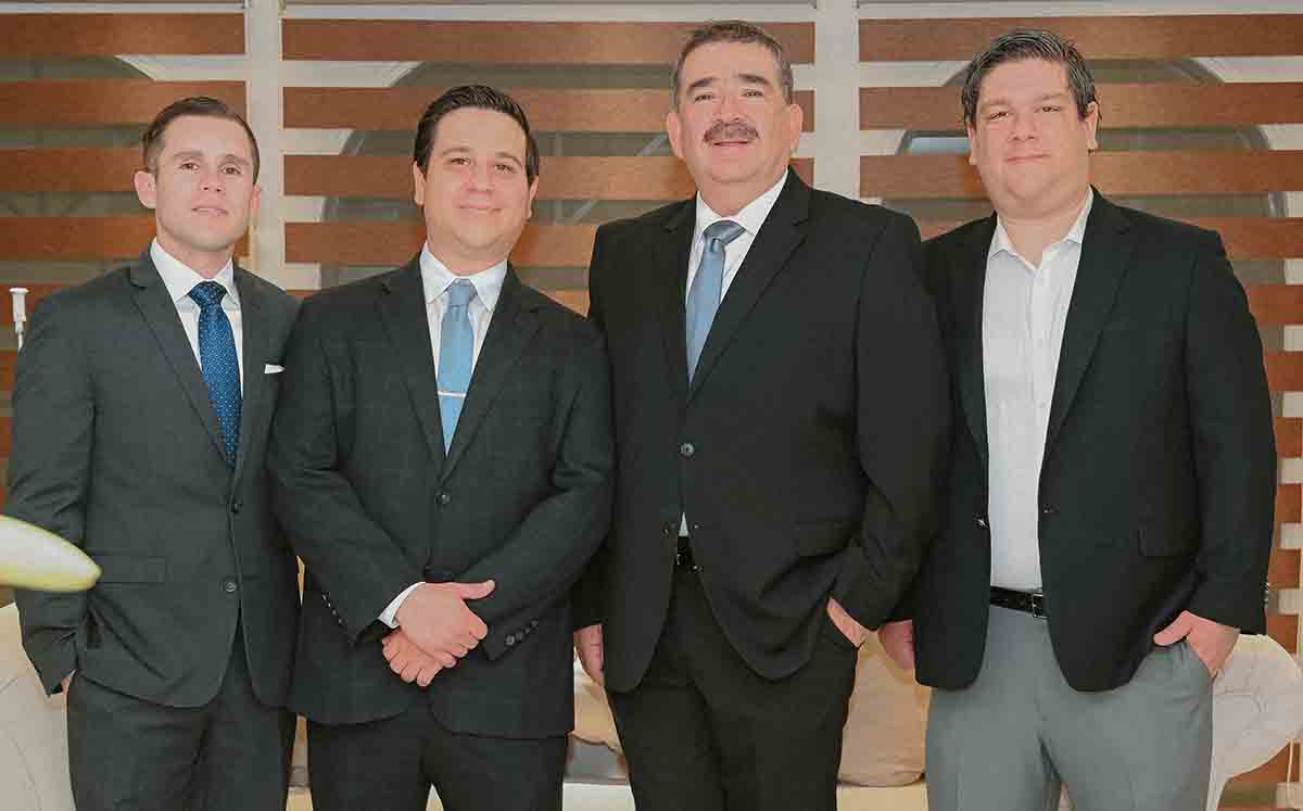 CARLOS MEZA, ANDRÉS RODRÍGUEZ, CARLOS MEZA Y RÉNE RODRÍGUEZ felices en la pedida de mano