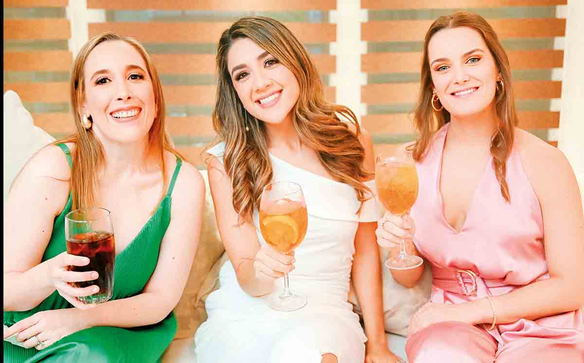 EMMA JUÁREZ, MARIANA MEZA, ANA SILVIA ALDAPE durante la pedida