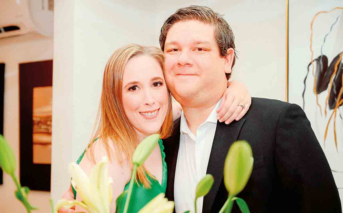 EMMA JUAREZ Y RENÉ RODRÍGUEZ felices en la Residencia de la familia Meza Amador