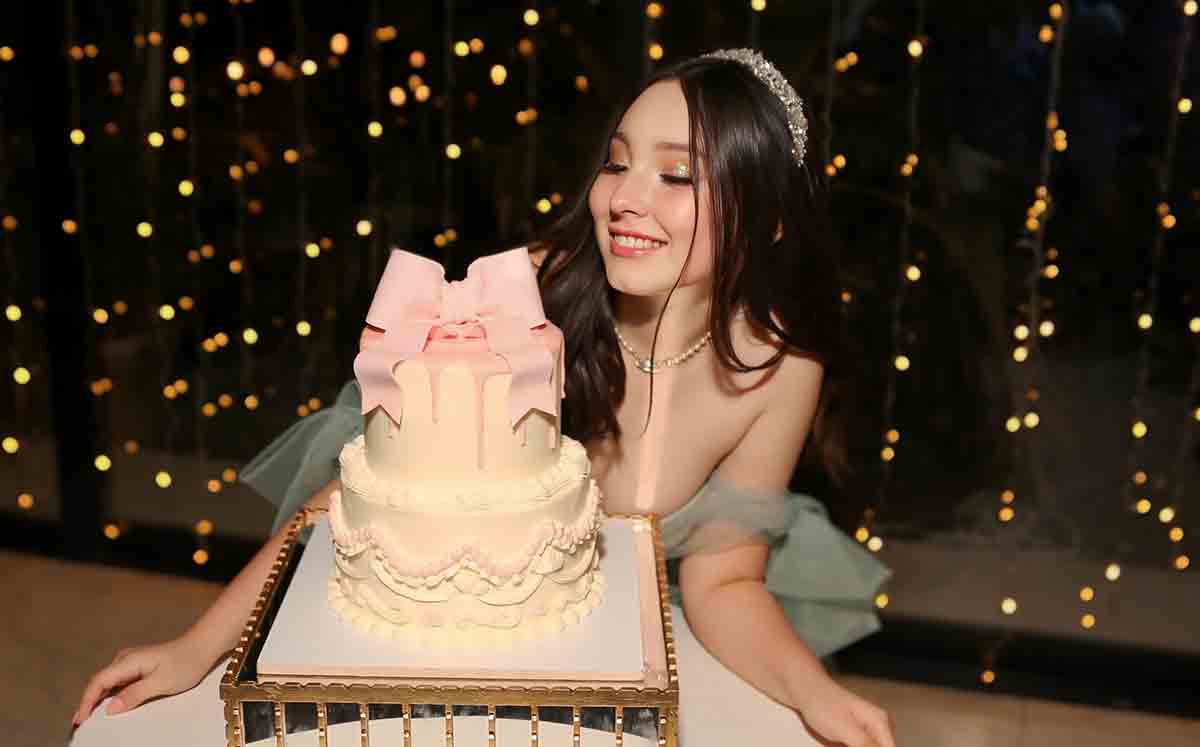 ZARA MATA junto a su pastel de Xv años