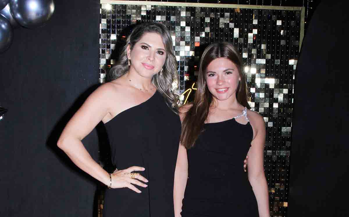 JESSICA DÁVILA e IVANNA ALTAMIRANO disfrutaron de áreas de entretenimiento como mesas de hockey y billar y una cabina de fotos a cargo de happy box