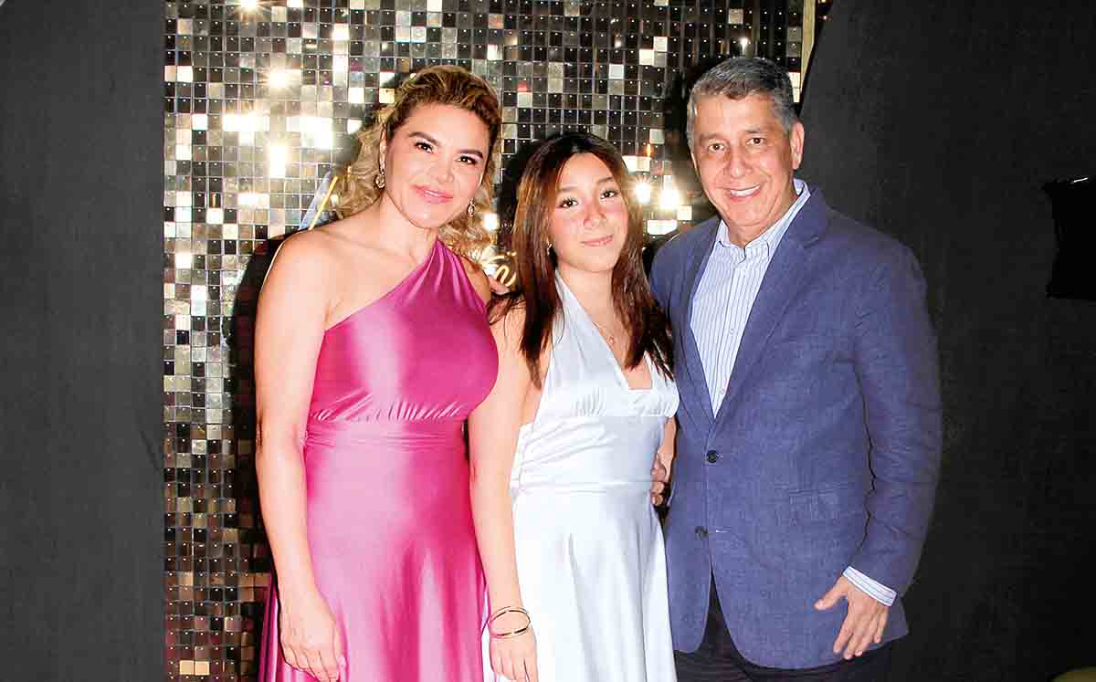 ROSSY DE CORONA Y JORGE CORONA estuvieron muy felices en la graduación de ROMINA CORONA