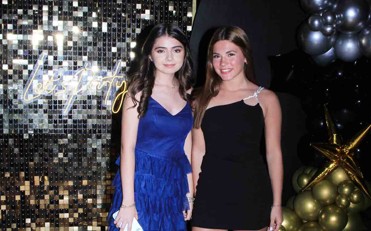 VALERIA PÉREZ e IVANNA ALTAMIRANO se tomaron su foto del recuerdo al llegar al Casino Tampiqueño
