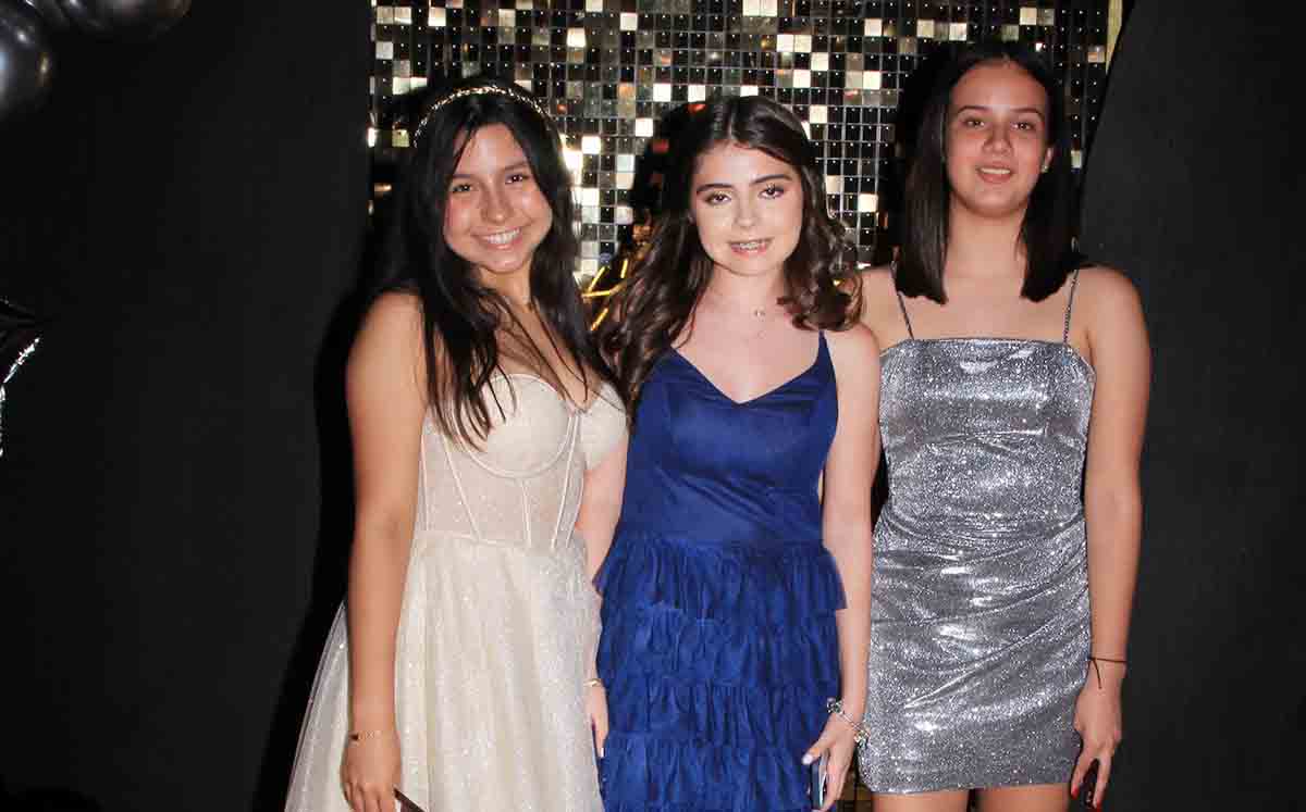 Asistentes llegaron con sus mejores outfits a la graduación