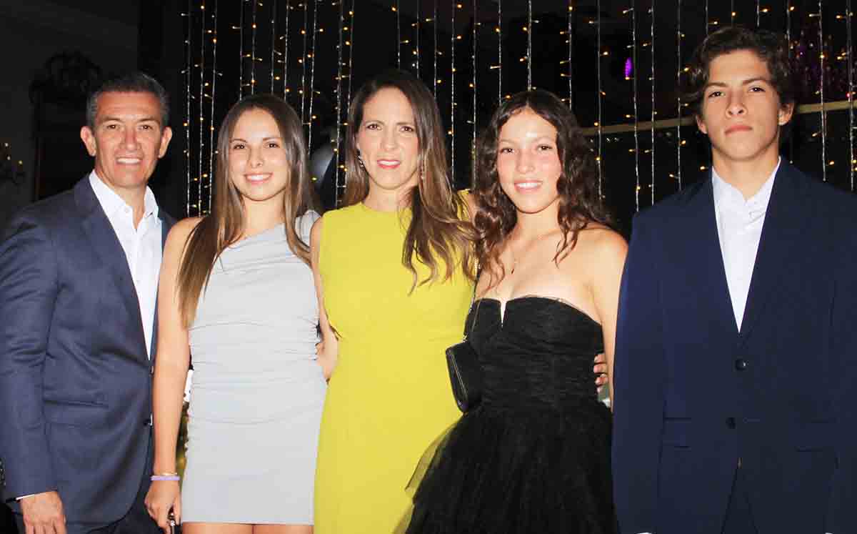 Asistentes festejaron su graduación en el Casino Tampiqueño