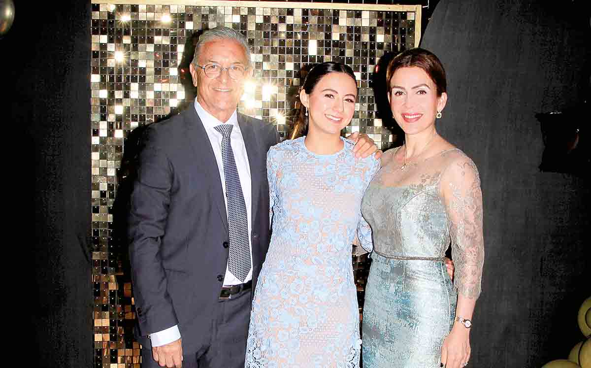 ANTONIO DEL RÍO, CAROLINA DEL RÍO Y DIANA TERRAZAS se tomaron su foto de recuerdo al llegar al Casino Tampiqueño